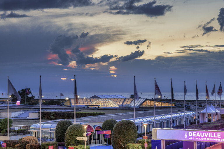 Le Centre International de Deauville en début de soirée